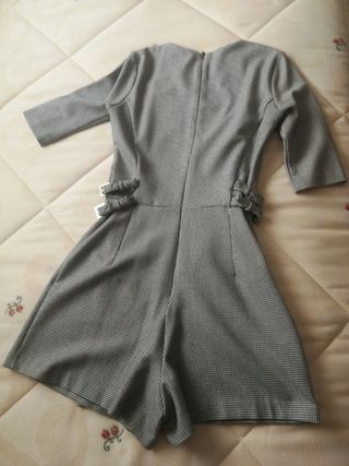 Vestido-mono short joven mujer