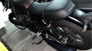 Moto guzzi V7 night pack