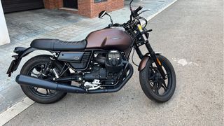 Moto guzzi V7 night pack