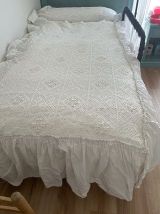 Colchas de encaje de bolillos blancas