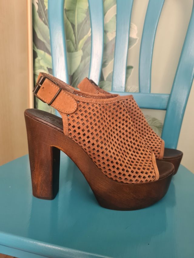 Tacones de plataforma estilo madera