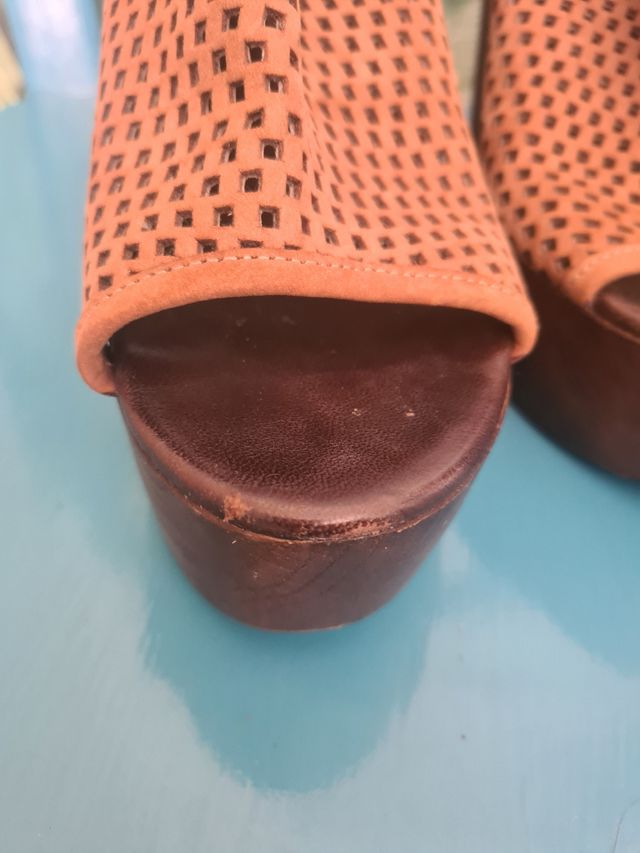 Tacones de plataforma estilo madera