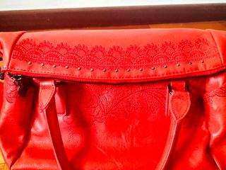 Bolso rojo desigual