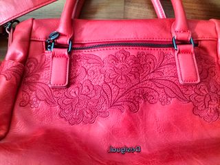 Bolso rojo desigual