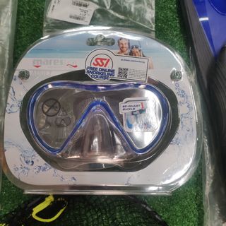 kit snorkeling