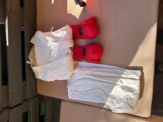 Traje karate con guantes