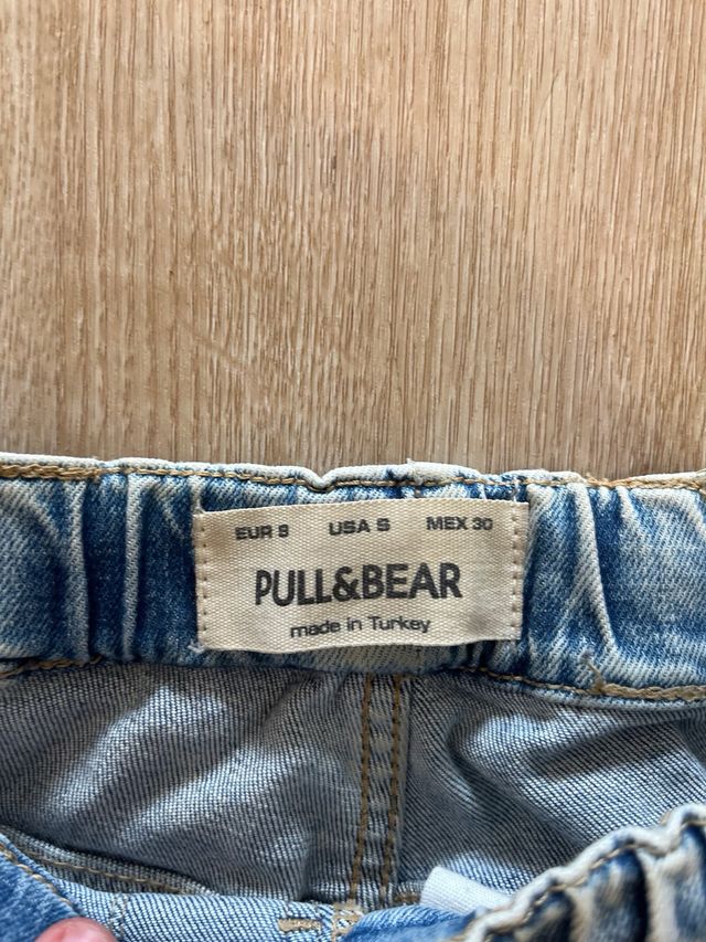 Vaqueros azules rotos