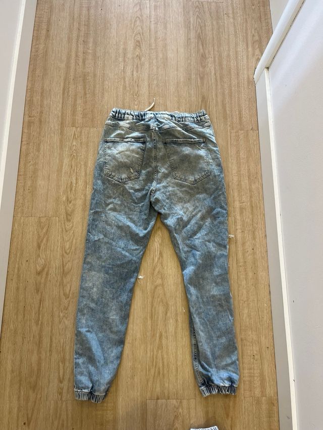 Vaqueros azules rotos