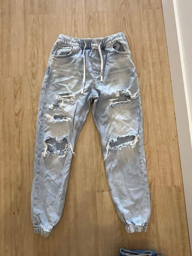 Vaqueros azul claro rotos