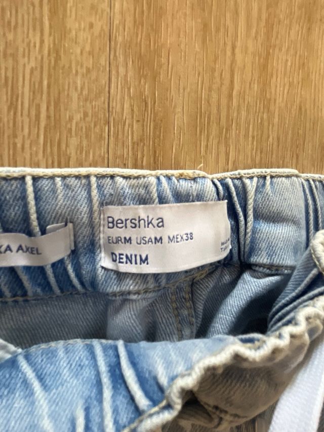 Vaqueros azul claro rotos