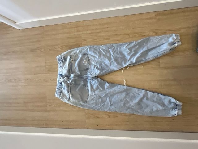 Vaqueros azul claro rotos