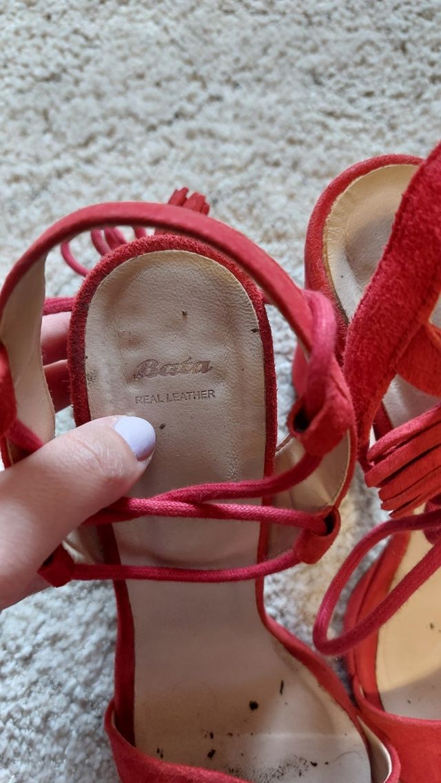 Sandali con tacco rossi Bata