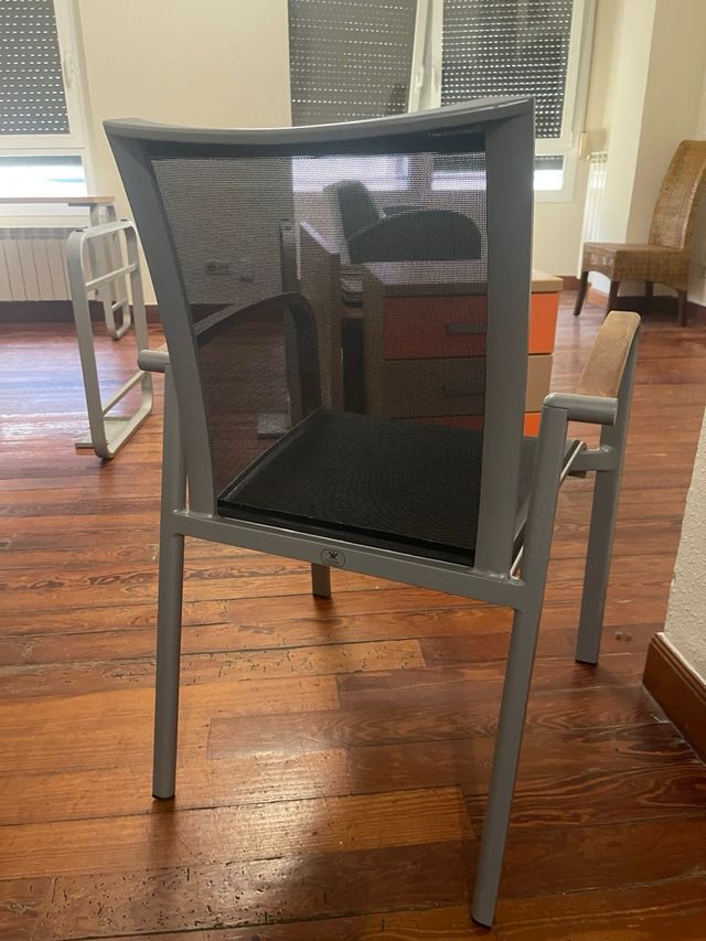 Vendo silla de aluminio y madera, muy comoda