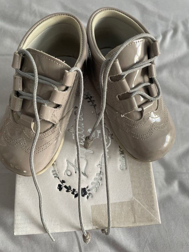 Zapato-botines ingles de charol gris talla 21