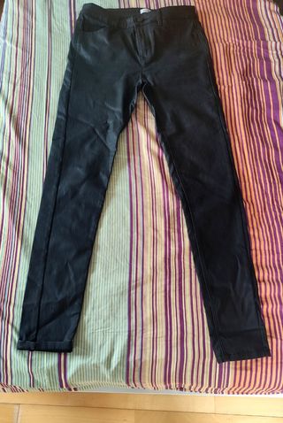 Pantalón negro tipo cuero talla 36