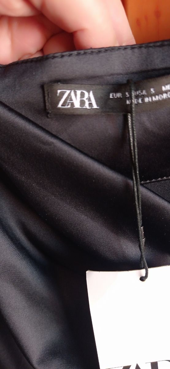 Vestido negro de Zara .