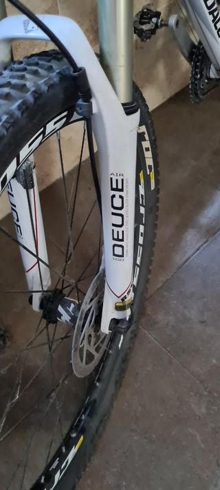 Bicicleta Canondale, rodillo y soporte