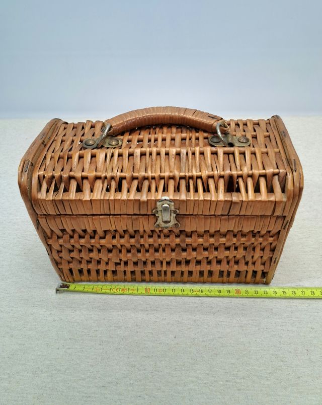 Cesto o bolso de mimbre.