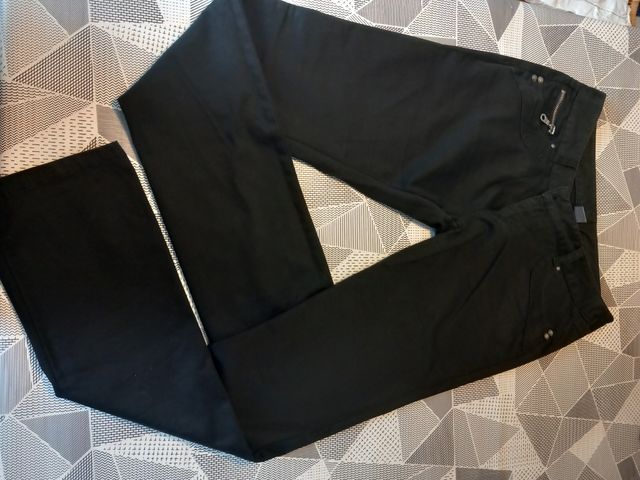 Pantalon negro con cremalleras