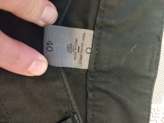 Pantalon negro con cremalleras