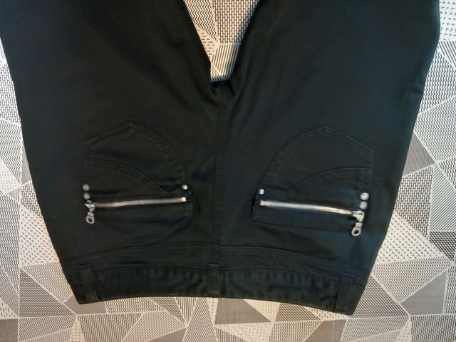 Pantalon negro con cremalleras