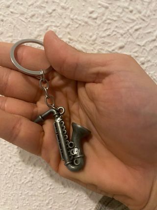 Llavero con forma de saxofon