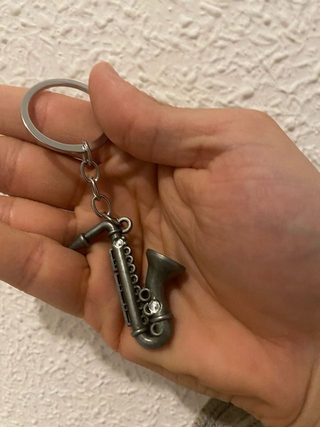 Llavero con forma de saxofon