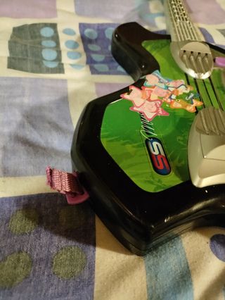 Guitarra de juguete con pilas