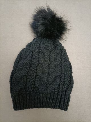 Gorro de lana negro con pompón. Ale-Hop