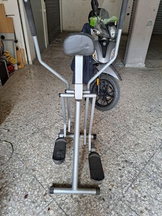 Attrezzo ginnico che simula sci di fondo