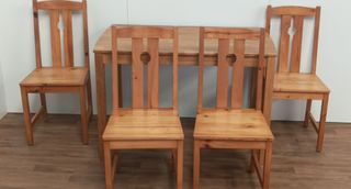 MESA DE MADERA CON SILLAS