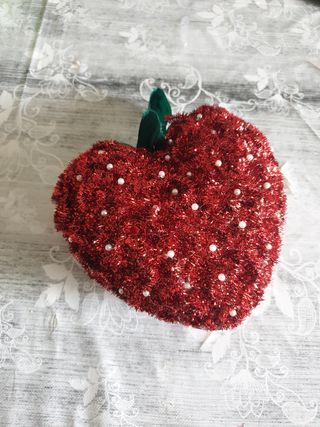 Cuore rosso fatto a spirali e spilli