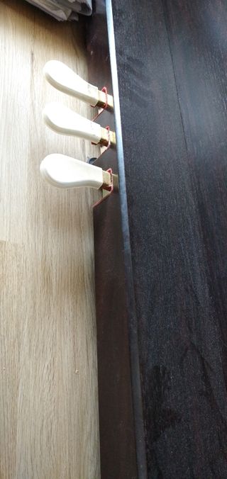 Piano con su banqueta