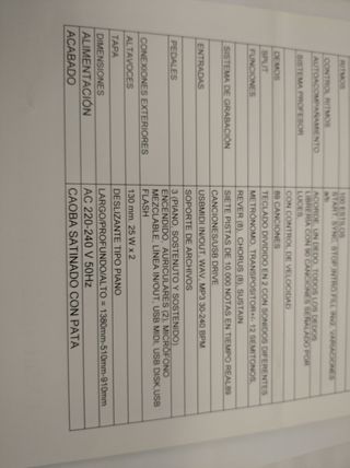 Piano con su banqueta