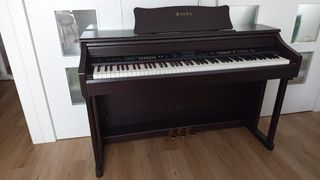 Piano con su banqueta