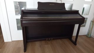 Piano con su banqueta