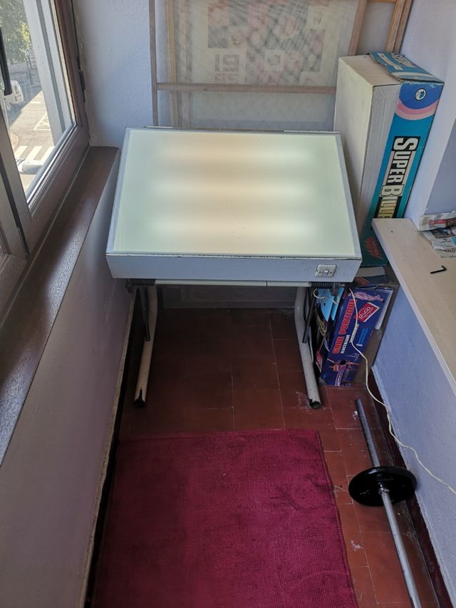 Mesa de dibujo regulable y luminosa