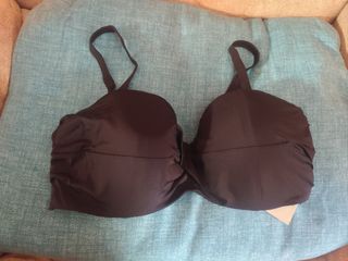 Parte de arriba de bikini negra 