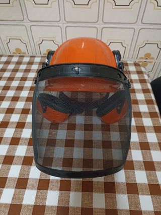 Casco protector con careta para desbroza