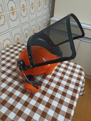 Casco protector con careta para desbroza