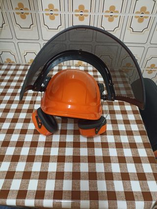 Casco protector con careta para desbroza