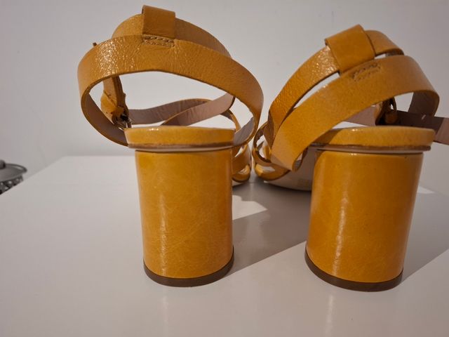 Sandalias Gloria Ortiz mostaza