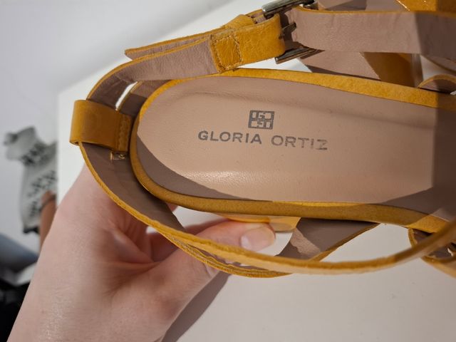 Sandalias Gloria Ortiz mostaza