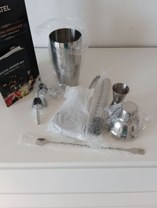 Cocktail shaker set