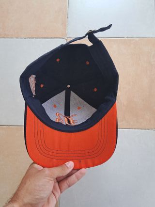 Gorra Negra y Naranja