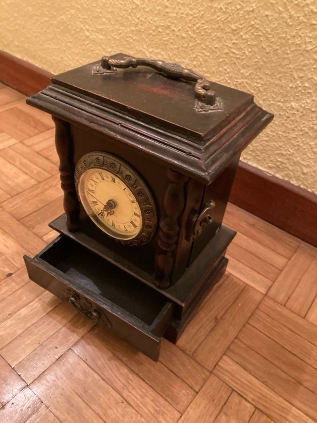 Reloj de sobremesa con Cajón