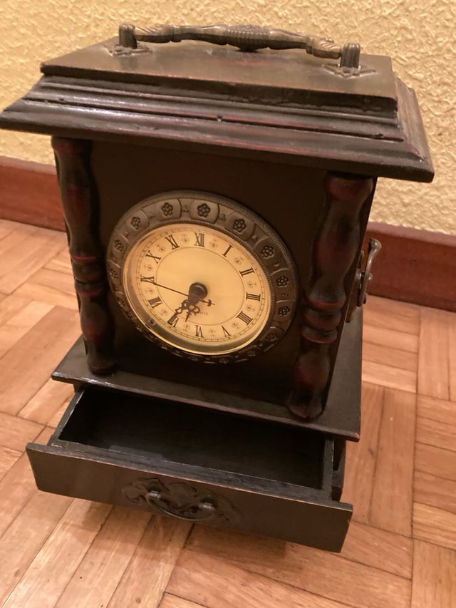 Reloj de sobremesa con Cajón