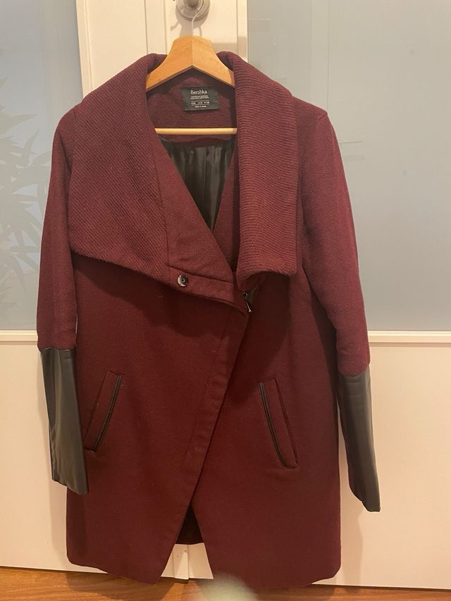 Abrigo burdeos Bershka
