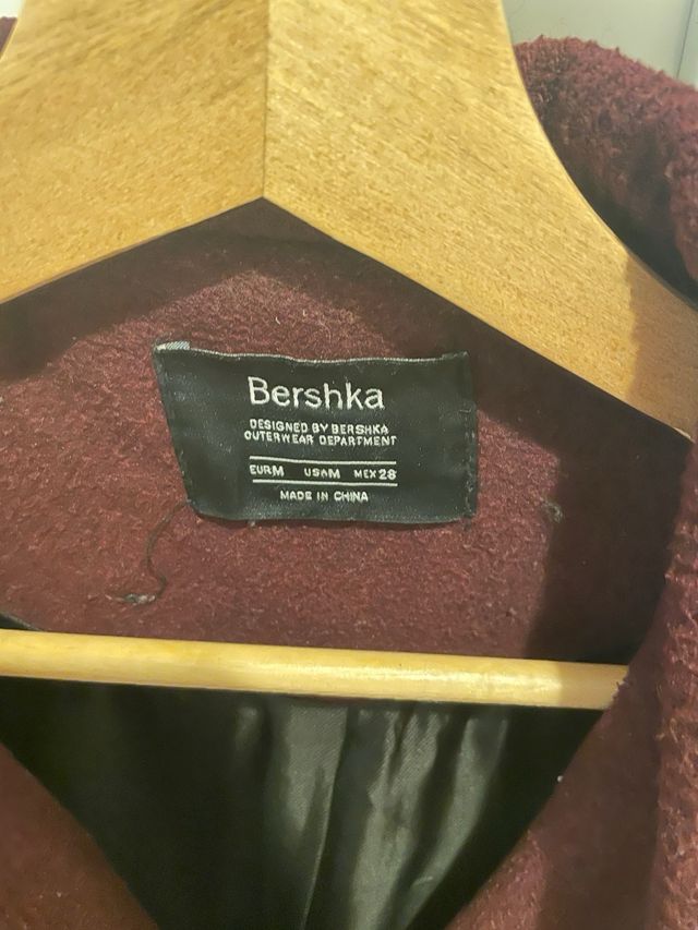 Abrigo burdeos Bershka
