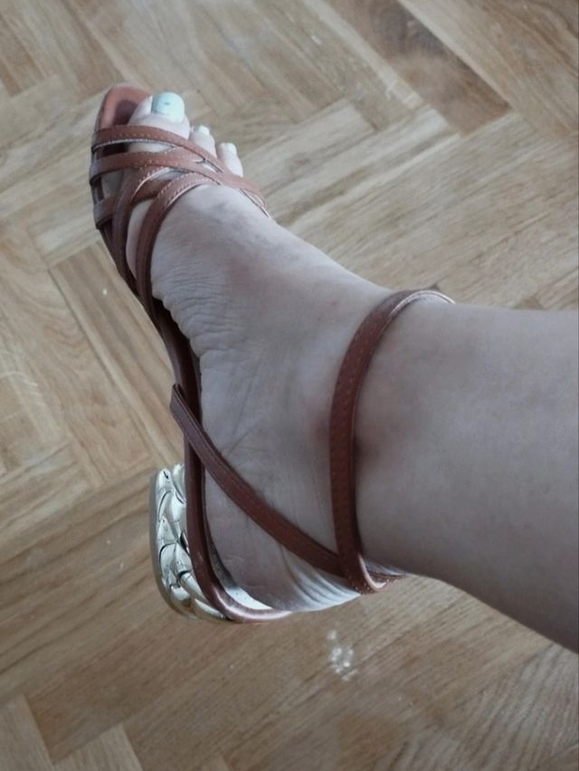 Sandalias tacón dorado nuevas Zendra